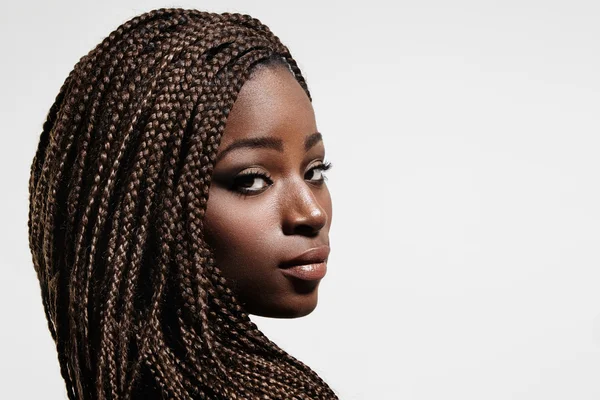 Mujer negra con trenzas —  Fotos de Stock