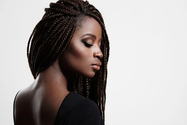 Femme noire avec des tresses — Photo