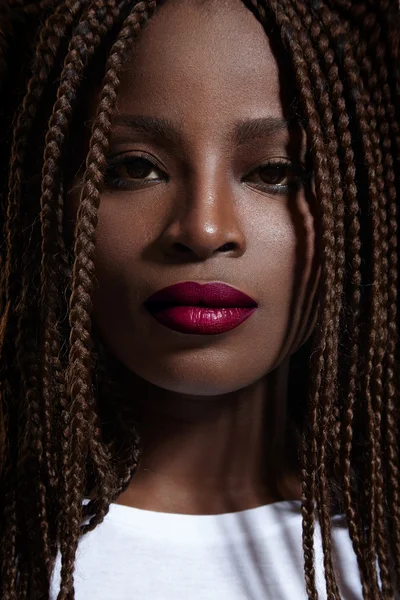 Mujer negra con trenzas — Foto de Stock