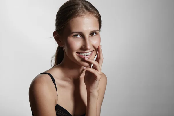 Mujer con aparatos dentales —  Fotos de Stock