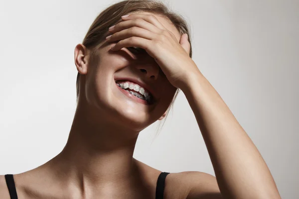 Frau verdeckte Augen mit der Hand — Stockfoto