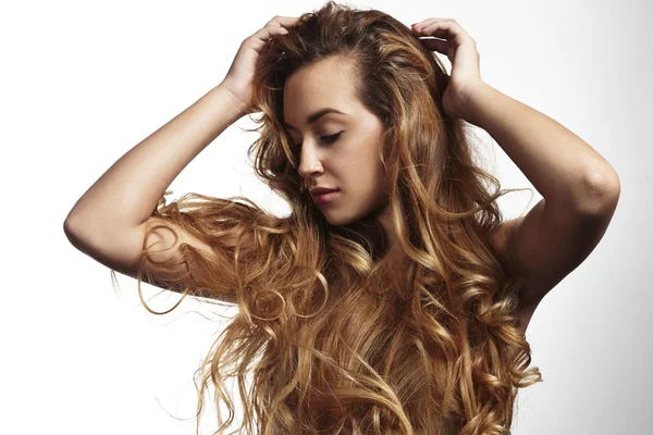 Mulher com cabelos longos encaracolados — Fotografia de Stock