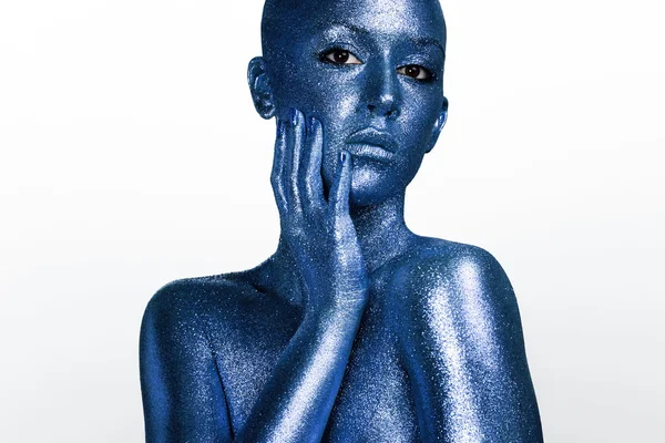 Femme couverte de paillettes bleues — Photo