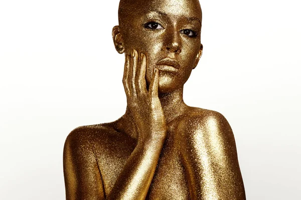 Wanita ditutupi oleh glitter emas — Stok Foto