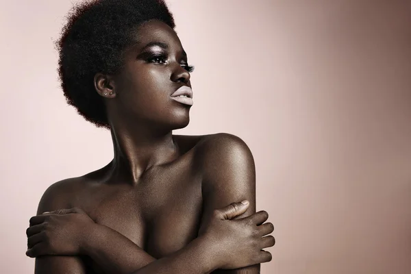 Mulher negra com sombras metálicas — Fotografia de Stock