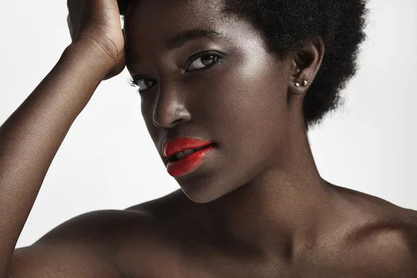 Mujer negra con labios brillantes — Foto de Stock