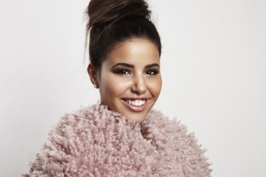 Latin kız gülümseyerek