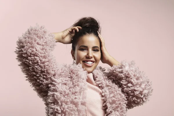 Woman wearing faux fur jacket — Stock Photo, Image