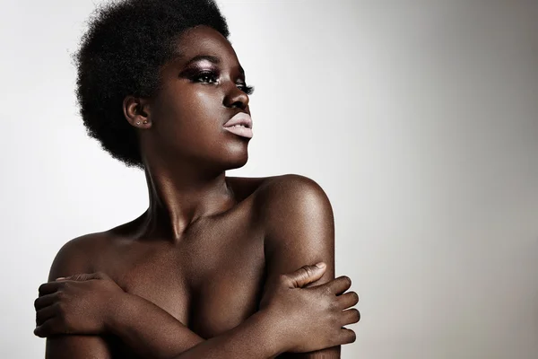 Mulher negra com sombras metálicas — Fotografia de Stock