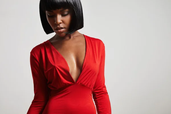 Pózol, piros ruhás nő — Stock Fotó