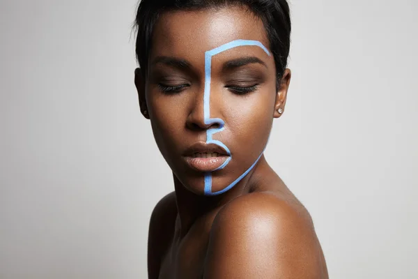Frau mit blauem Strich im Gesicht — Stockfoto