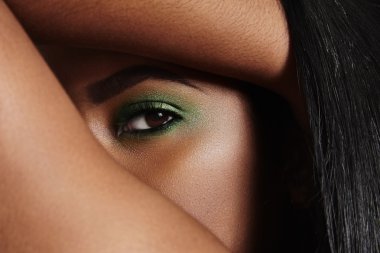 kadın göz makyajı