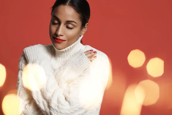 Kvinde i strikket sweater med lukkede øjne - Stock-foto