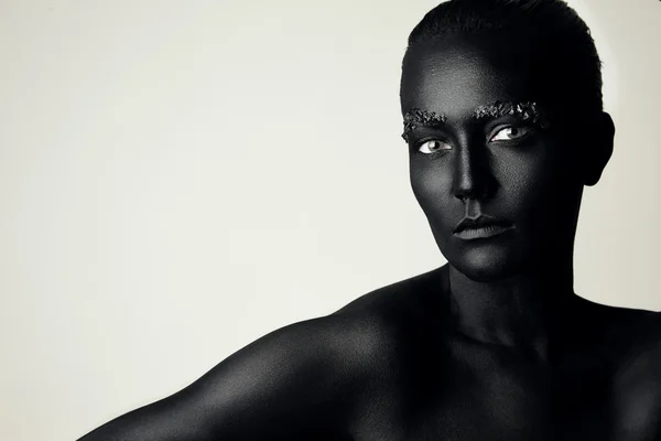 Frau mit schwarz bemalter Haut — Stockfoto