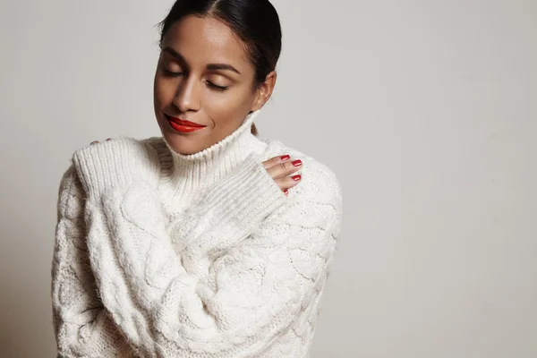 Donna spagnola che indossa maglione a maglia — Foto Stock