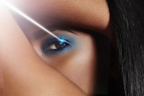 Женский глаз с лазерным лучом — стоковое фото