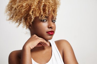 Kırmızı dudaklar ile siyah kadın