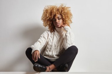 örme kazak oturan kadın