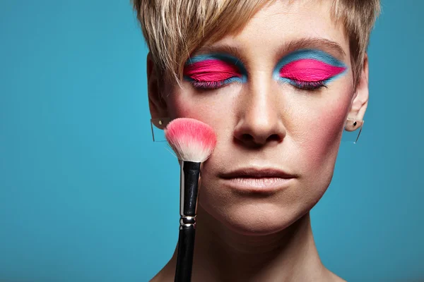 Mujer con maquillaje brillante y ojos cerrados — Foto de Stock