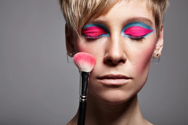 Vrouw met lichte make-up en gesloten ogen — Stockfoto