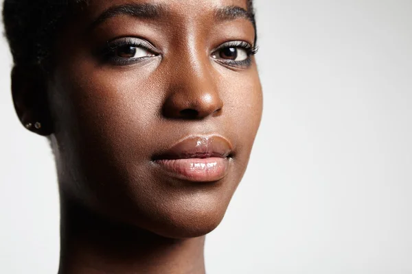 Femme noire avec une peau parfaite — Photo