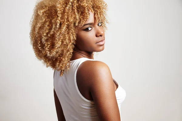 Mulher negra com cabelo encaracolado — Fotografia de Stock