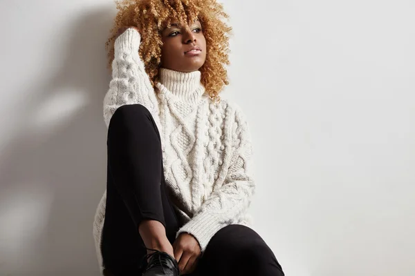 Žena sedí v pletený svetr — Stock fotografie