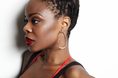 Kırmızı dudaklar ile siyah kadın