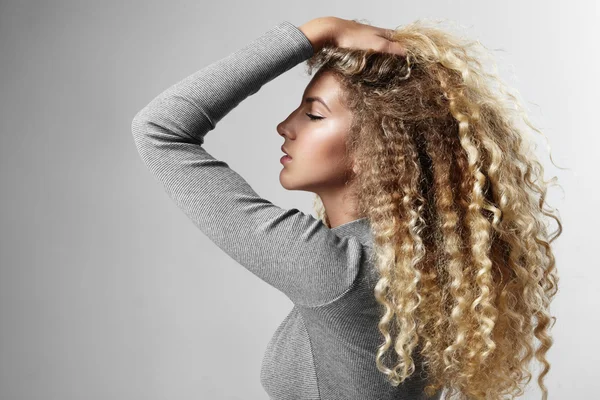 Kvinna med lockigt blont hår — Stockfoto