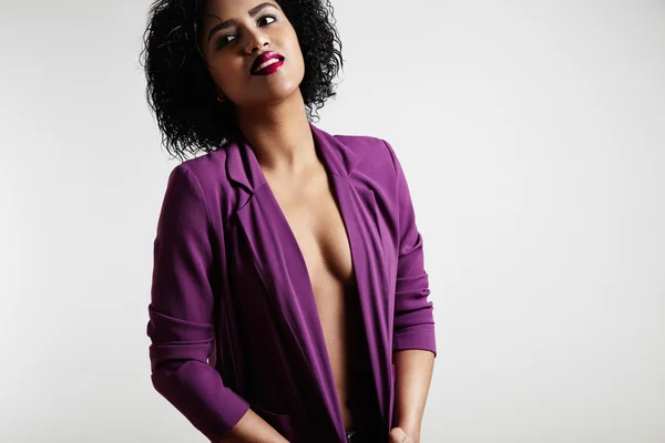 紫のジャケットの女性 — ストック写真