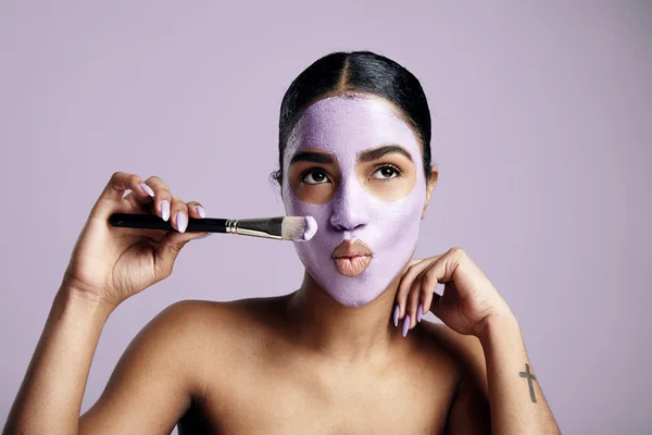 Mujer aplicando máscara de arcilla —  Fotos de Stock