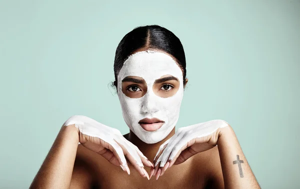 Femme avec masque facial en argile — Photo