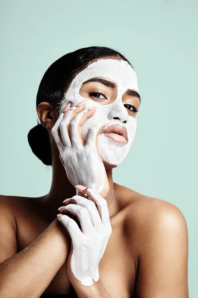 Femme avec masque facial en argile — Photo