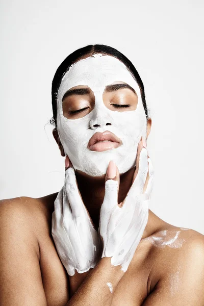 Vrouw met klei gezichtsmasker — Stockfoto