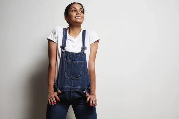 Kvinnan bär jeans overaller — Stockfoto