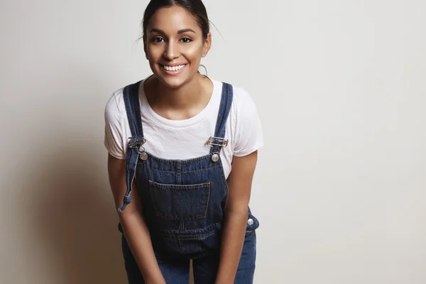 Femme porte des salopettes en denim — Photo