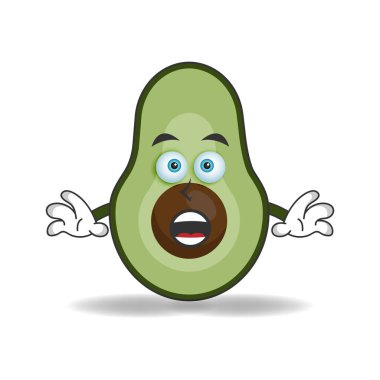 Avokado maskot karakteri şok olmuş bir ifadeyle. vektör illüstrasyonu