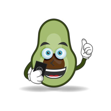 Avokado maskotu karakteri cep telefonu tutuyor. vektör illüstrasyonu
