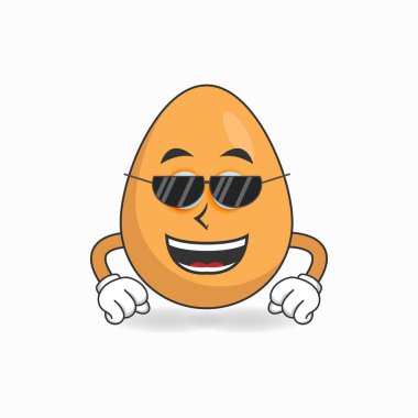 Güneş gözlüklü yumurta maskotu karakter..