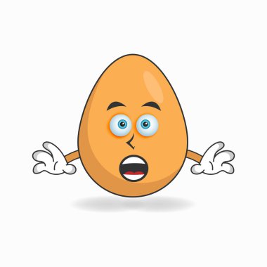 Şaşırmış ifadesi olan yumurta maskotu karakteri.