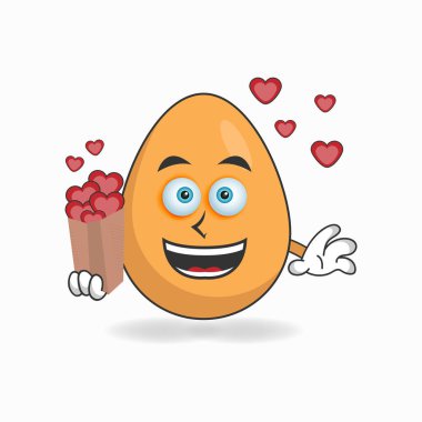 Yumurta maskotu karakteri aşk simgesi tutuyor..