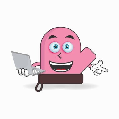 Sağ elinde dizüstü bilgisayarı olan eldiven maskotu karakter..