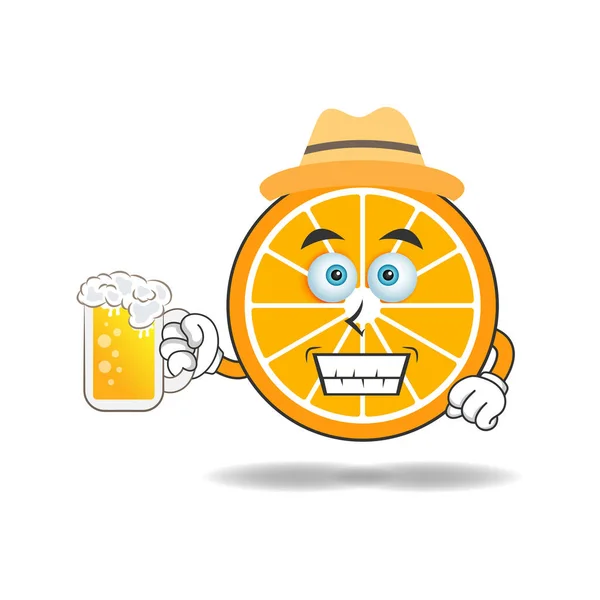 Personaggio Della Mascotte Arancione Tiene Mano Bicchiere Riempito Con Drink — Vettoriale Stock