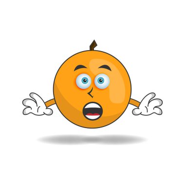 Şok ifadesi olan turuncu maskot karakteri.