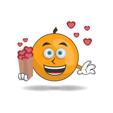 Turuncu maskotun elinde aşk simgesi var..