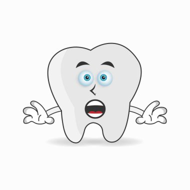 Şok olmuş ifadesi olan diş maskotu karakteri.