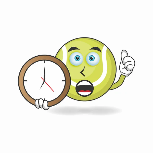 壁時計を持つテニスボールマスコットキャラクター — ストックベクタ
