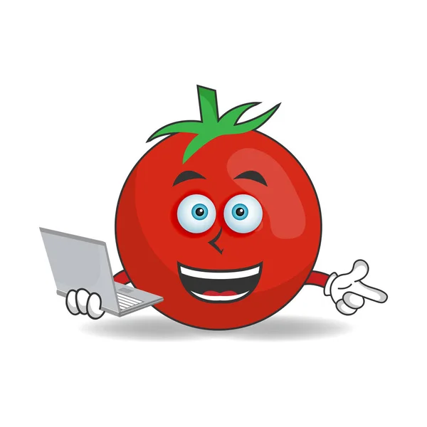 Pomidor Postać Maskotka Laptopem Prawej Ręce — Wektor stockowy