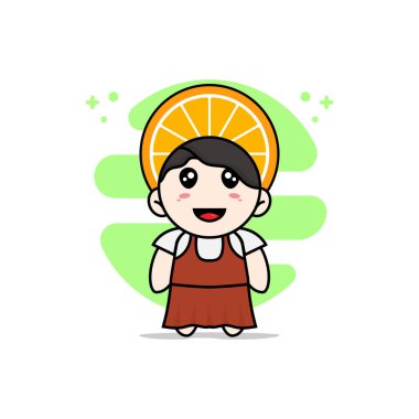 Turuncu kostüm giyen sevimli bir kız. Maskot tasarımı konsepti