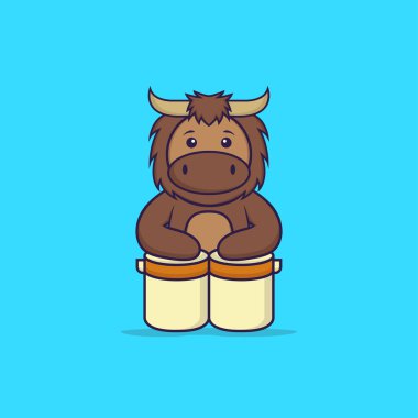 Şirin boğa davul çalıyor. Hayvan çizgi film kavramı izole edildi. Tişört, tebrik kartı, davetiye kartı ya da maskot olarak kullanılabilir..